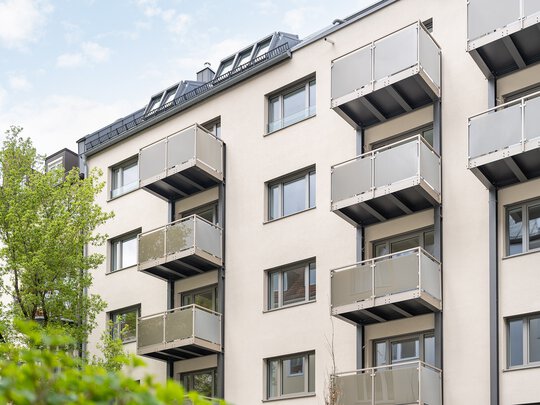 Bohome Komplex Außenansicht: Weiße Fassade mit Südbalkonen