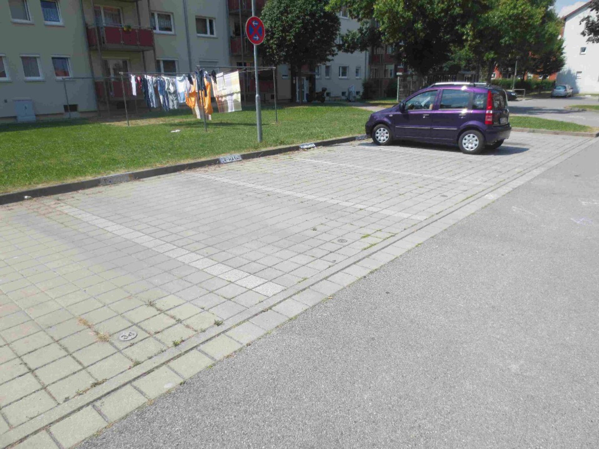 Isarstr. 27b - Außenanlagen, Wege1 - Stellplatz.jpg | © Dawonia