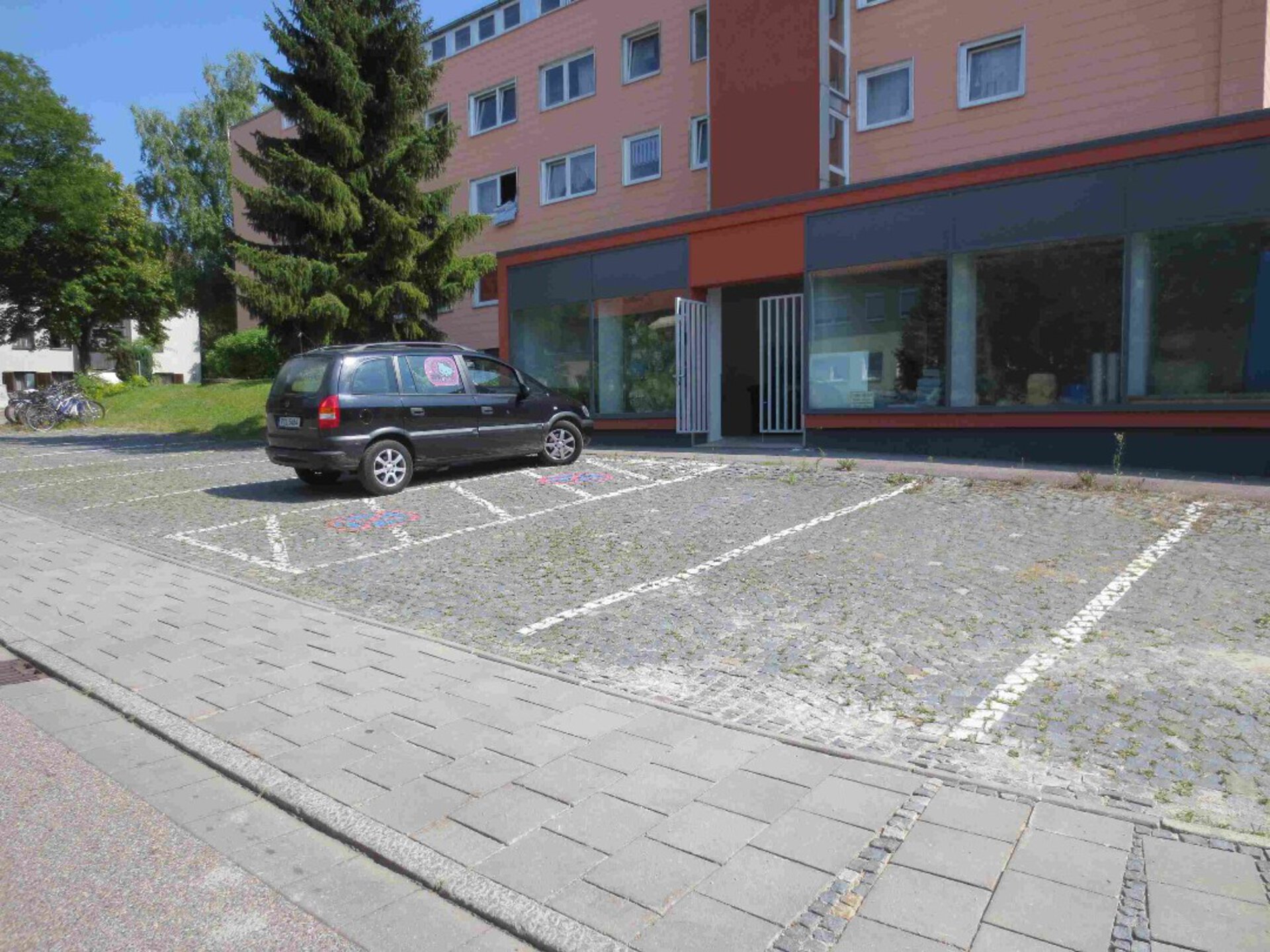 Dahlienweg 2 - Außenanlagen, Wege - Stellplatz.jpg | © Dawonia