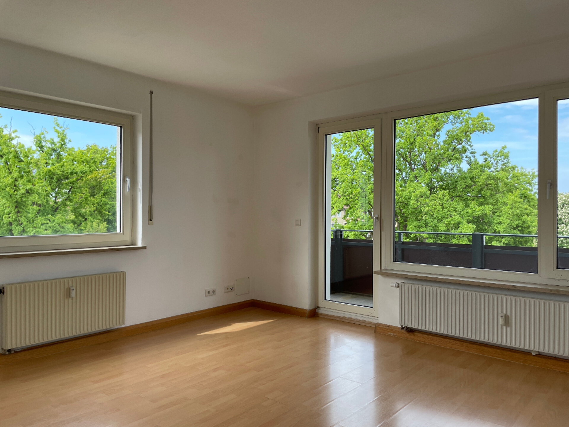 Wohnzimmer mit Balkon | © Dawonia