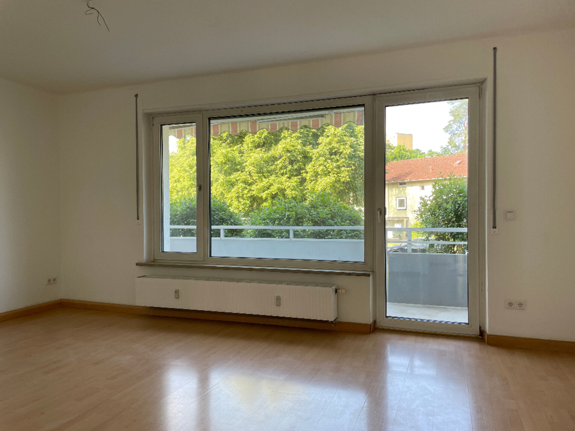 Wohnzimmer mit Balkon | © Dawonia