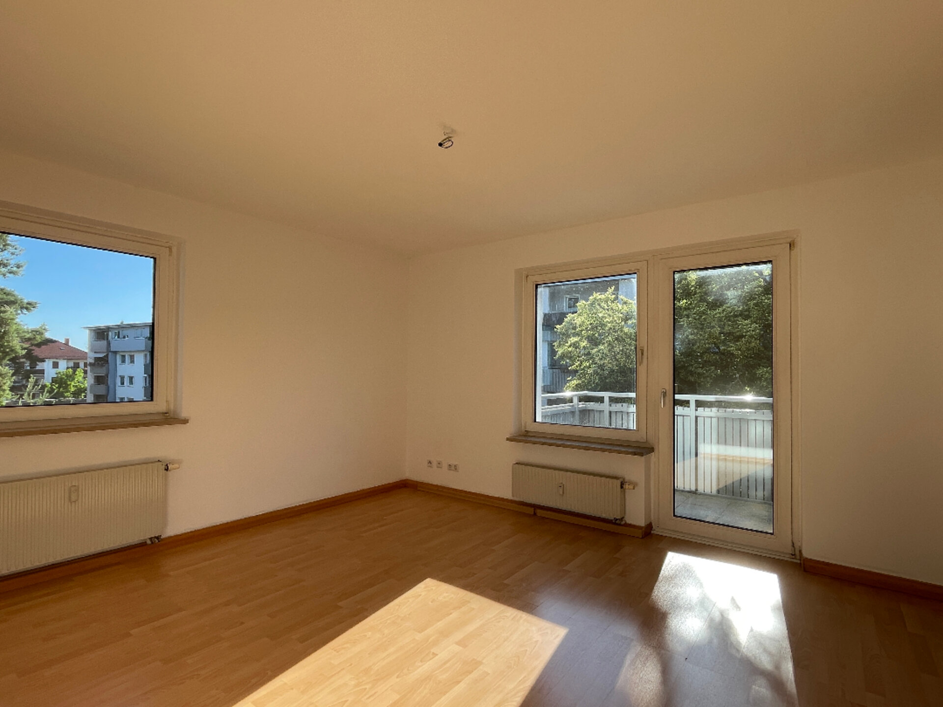 Wohn-/Schlafzimmer mit Balkon | © Dawonia