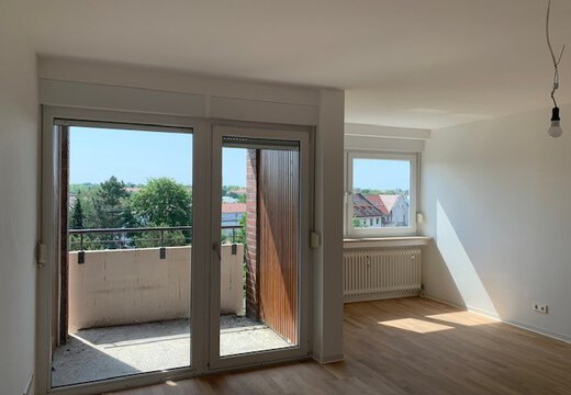 Wohnzimmer mit Balkon | © Dawonia
