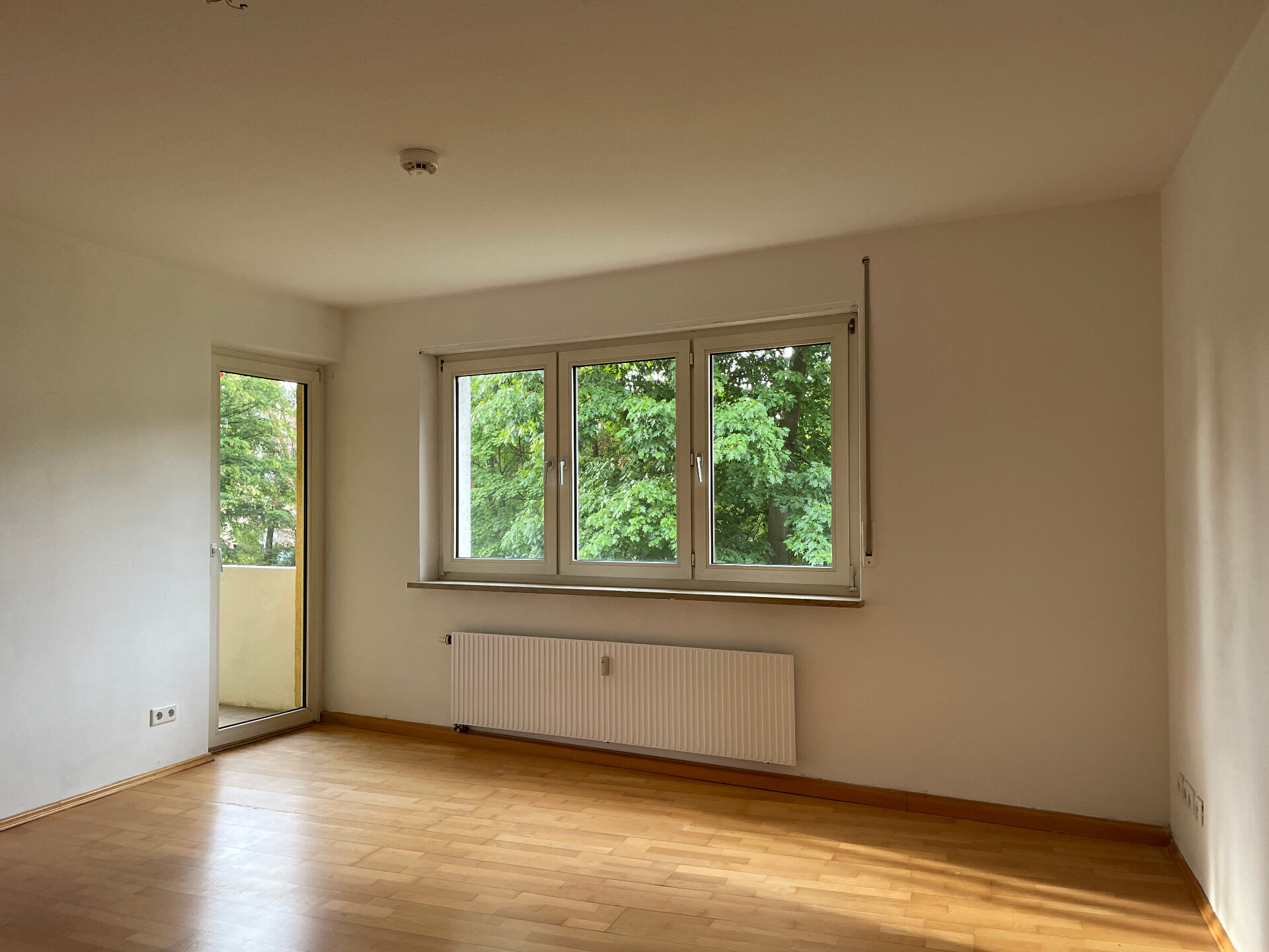 Wohnzimmer mit Balkon | © Dawonia