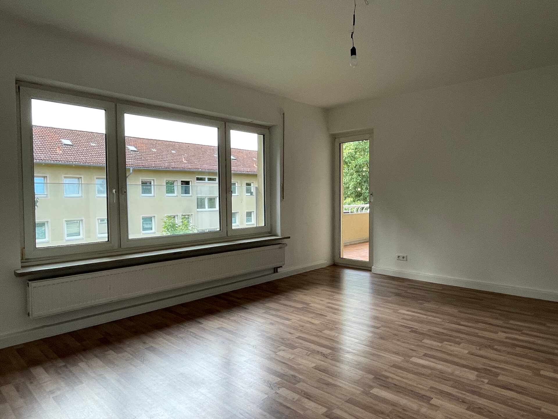 Wohnzimmer mit Balkon | © Dawonia