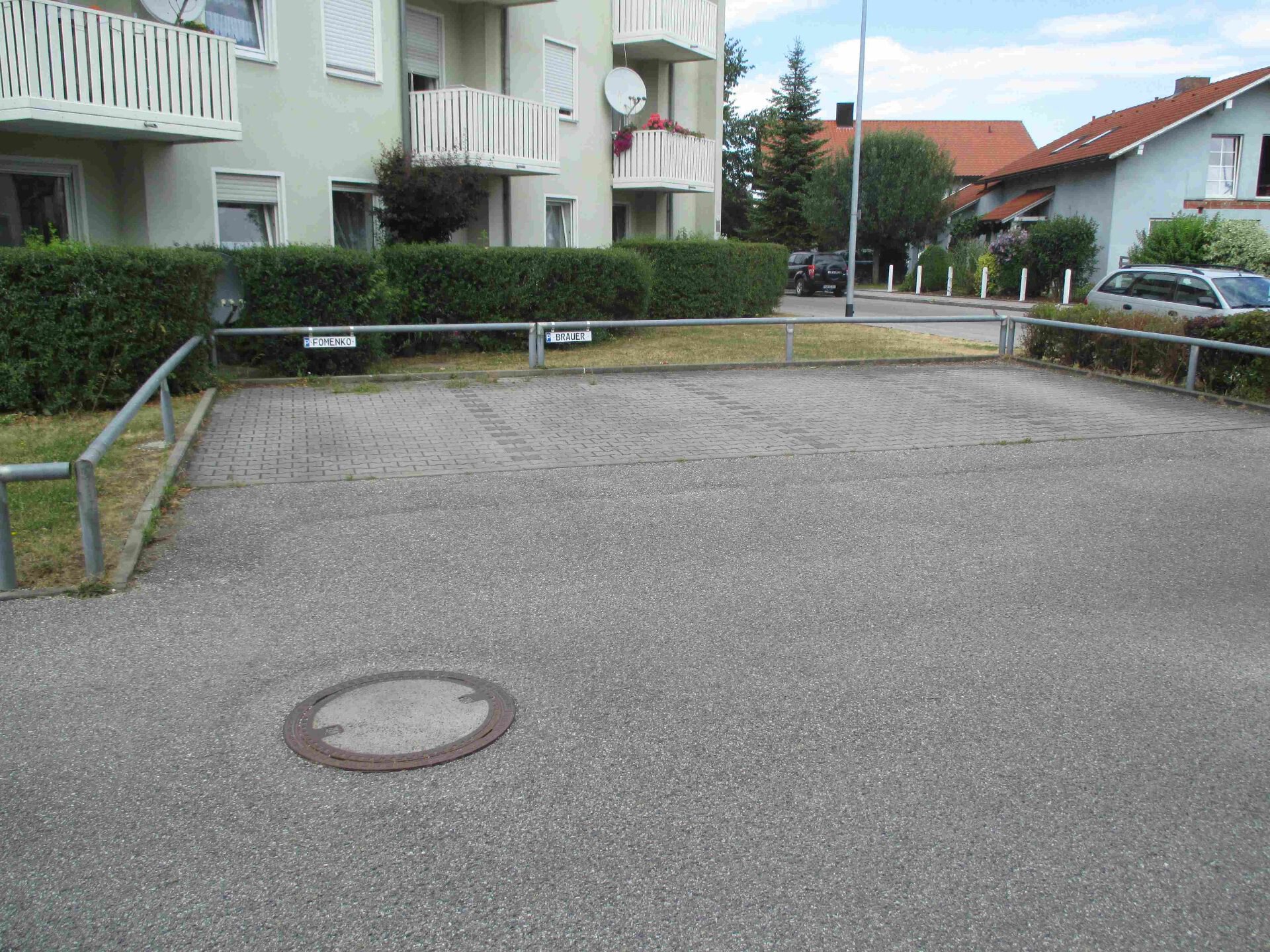 Dr.-Herbert-Quandt-Str. 126 - Außenanlagen, Wege - Stellplatz.jpg | © Dawonia