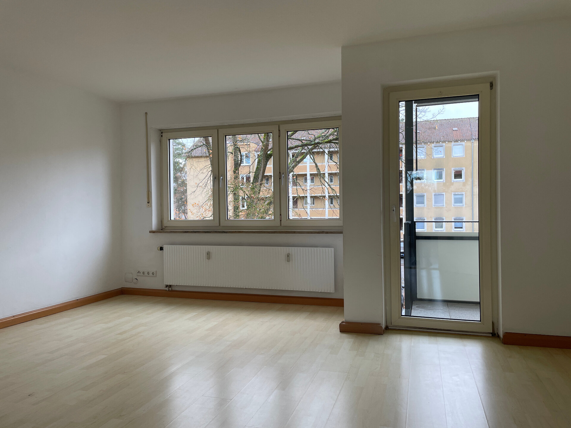 Wohnzimmer mit Balkon | © Dawonia