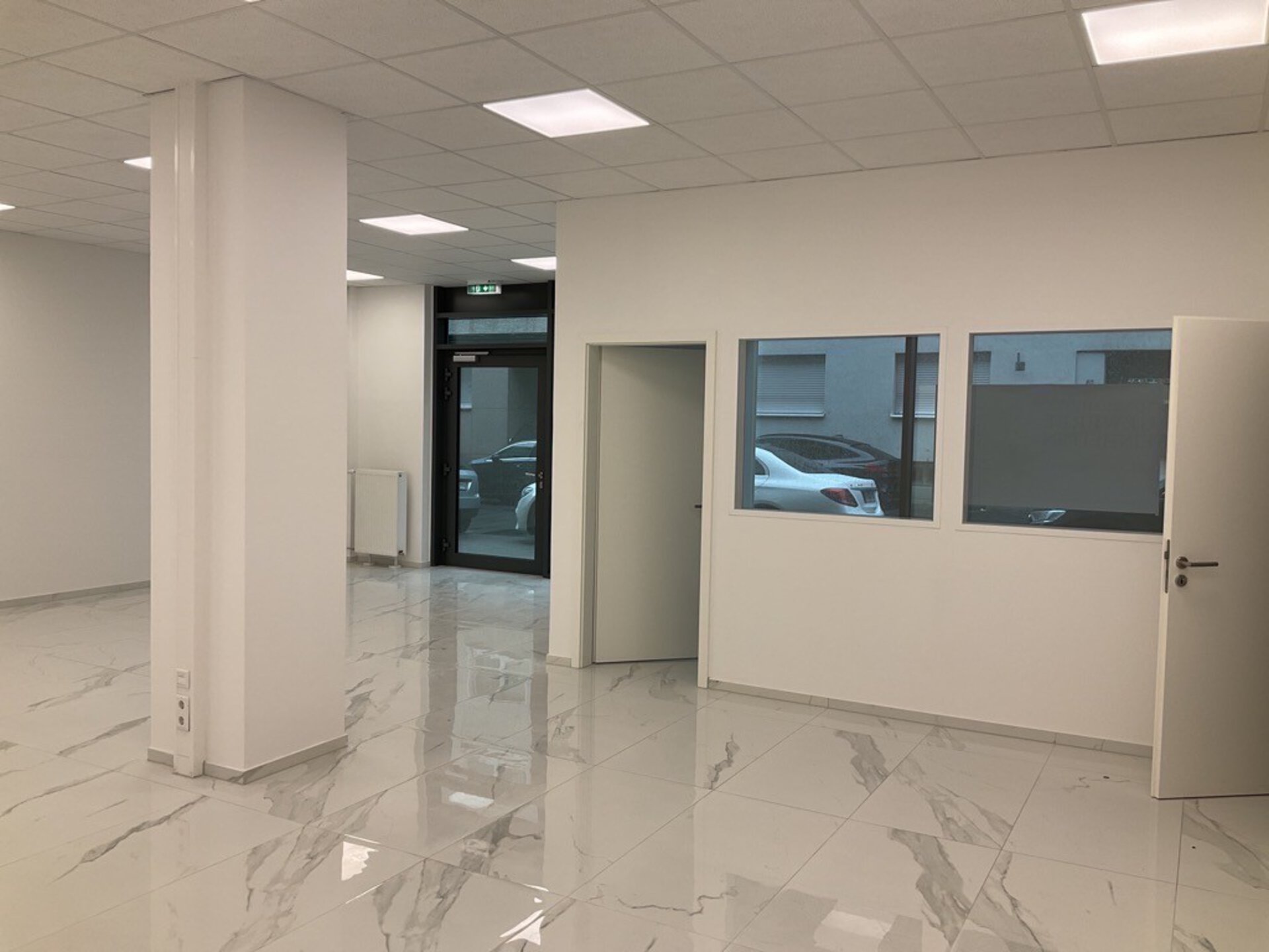 Salonfläche; Zugang zum sep. Behandlungsraum.JPG | © Dawonia