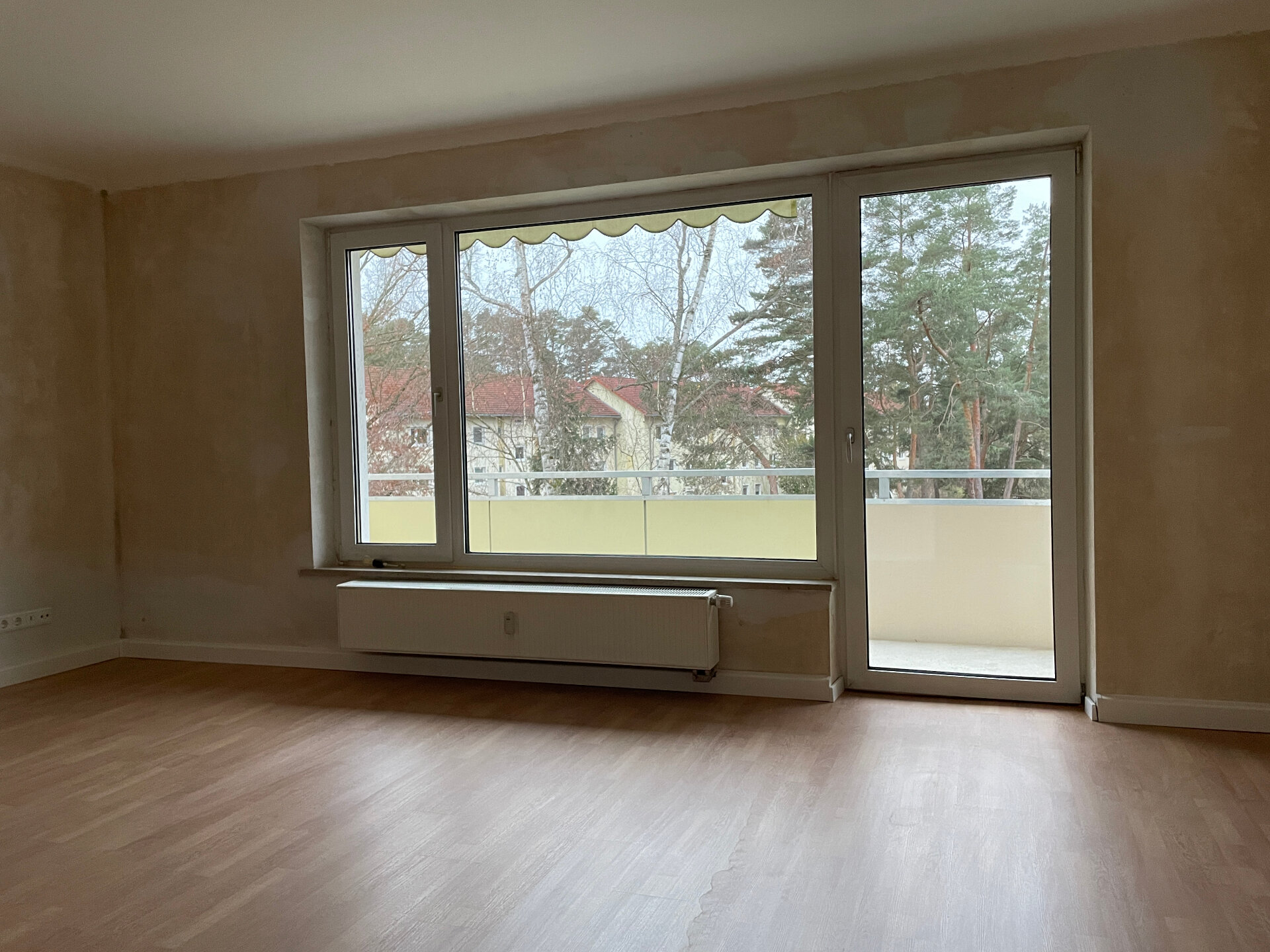 Wohnzimmer mit Balkon | © Dawonia