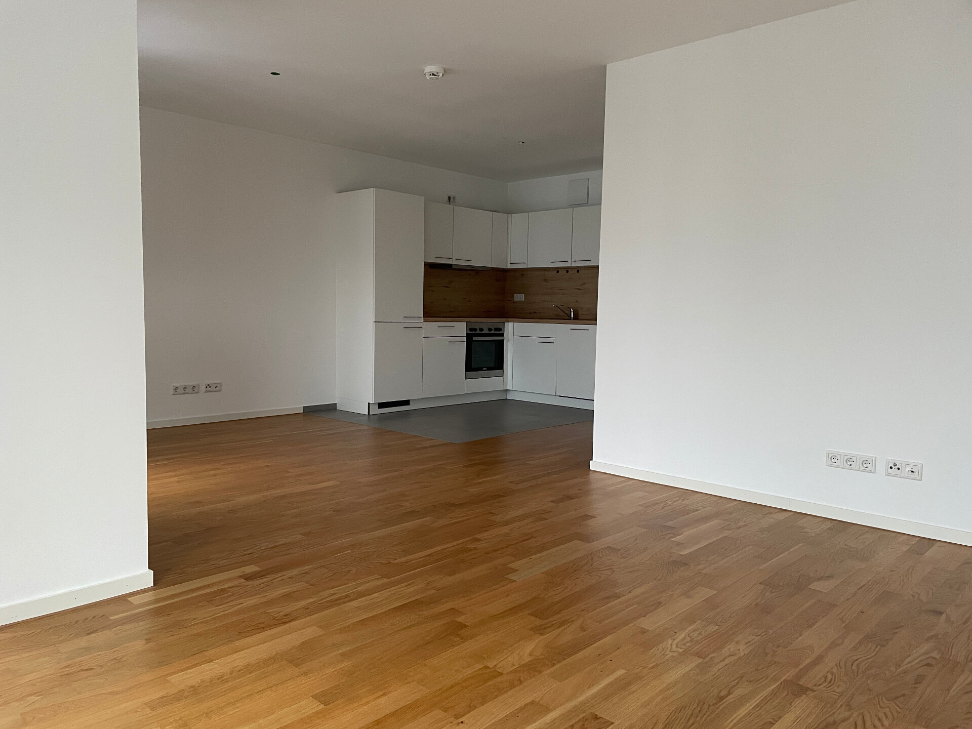 Wohnzimmer mit EBK | © Dawonia