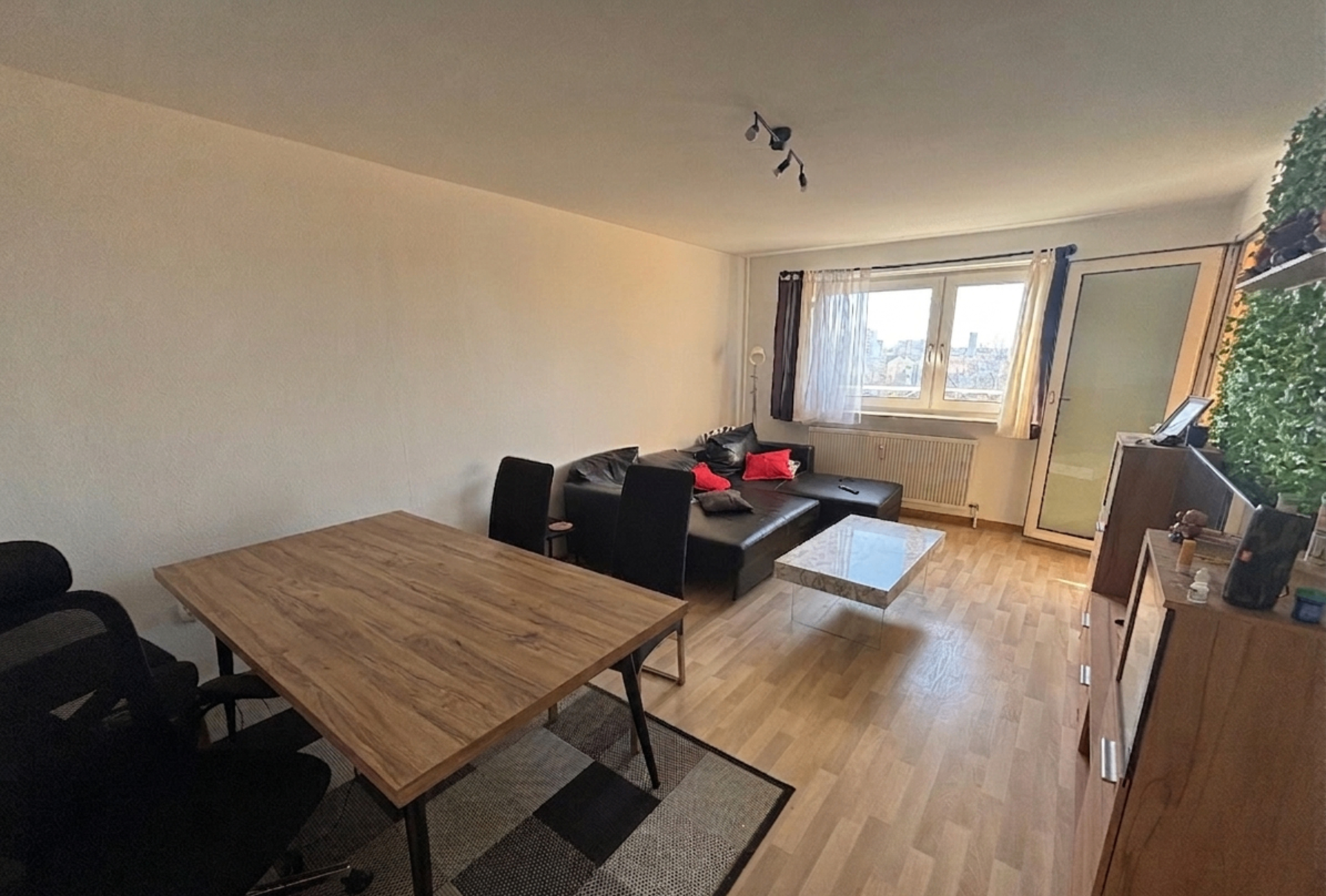 Wohnzimmer (Mieter-Mobiliar) | © Dawonia