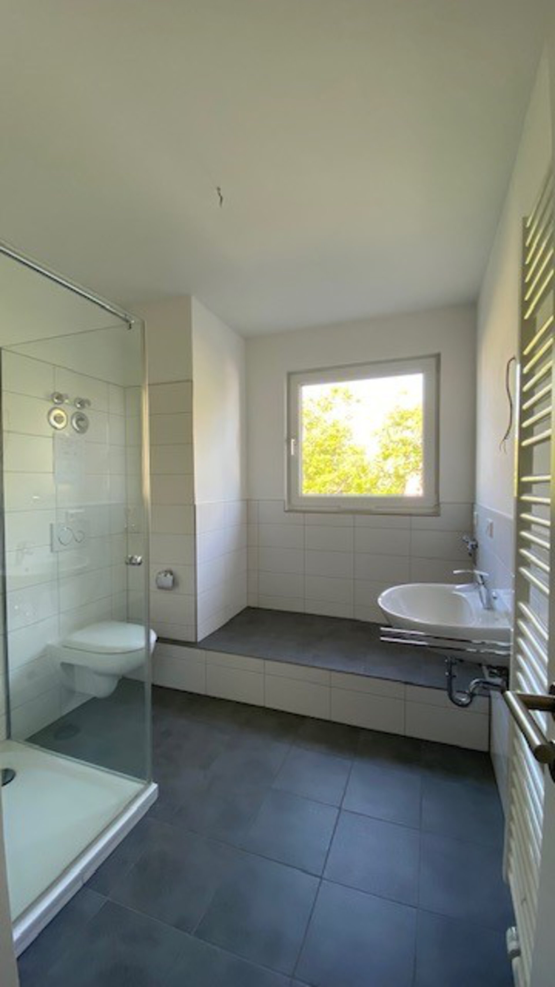 Tageslicht-Bad mit Dusche und Handtuch-Heizkörper | © Dawonia