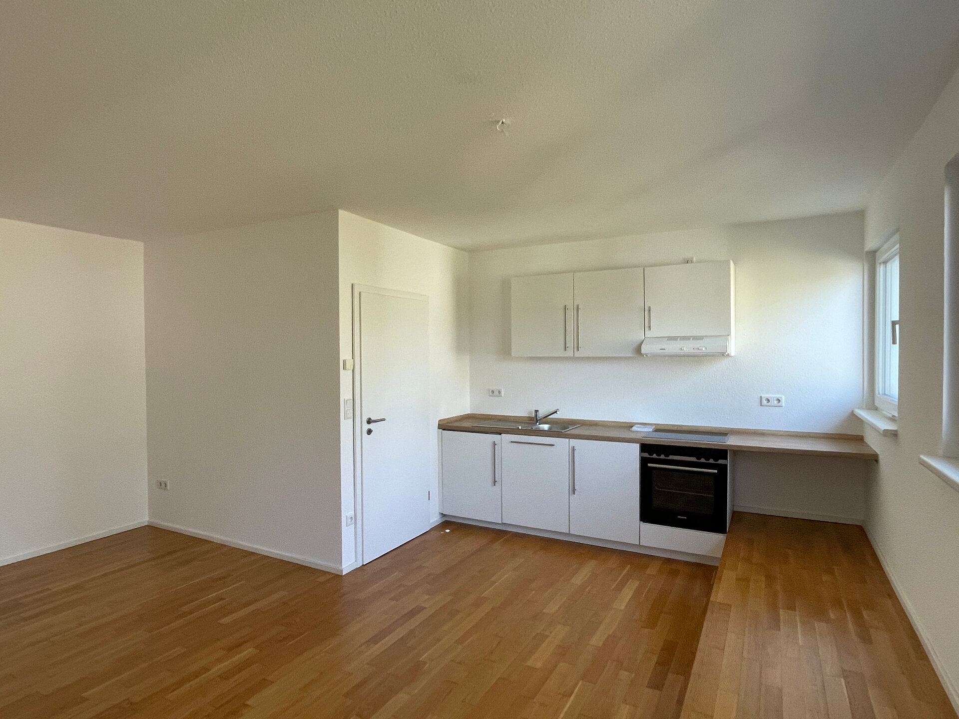 Wohn-/Schlafzimmer mit Einbauküche | © Dawonia