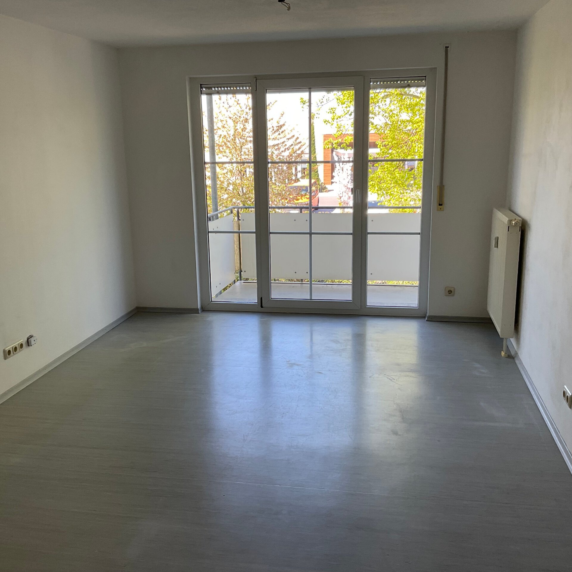 Wohnzimmer mit Zugang zum Balkon | © Dawonia