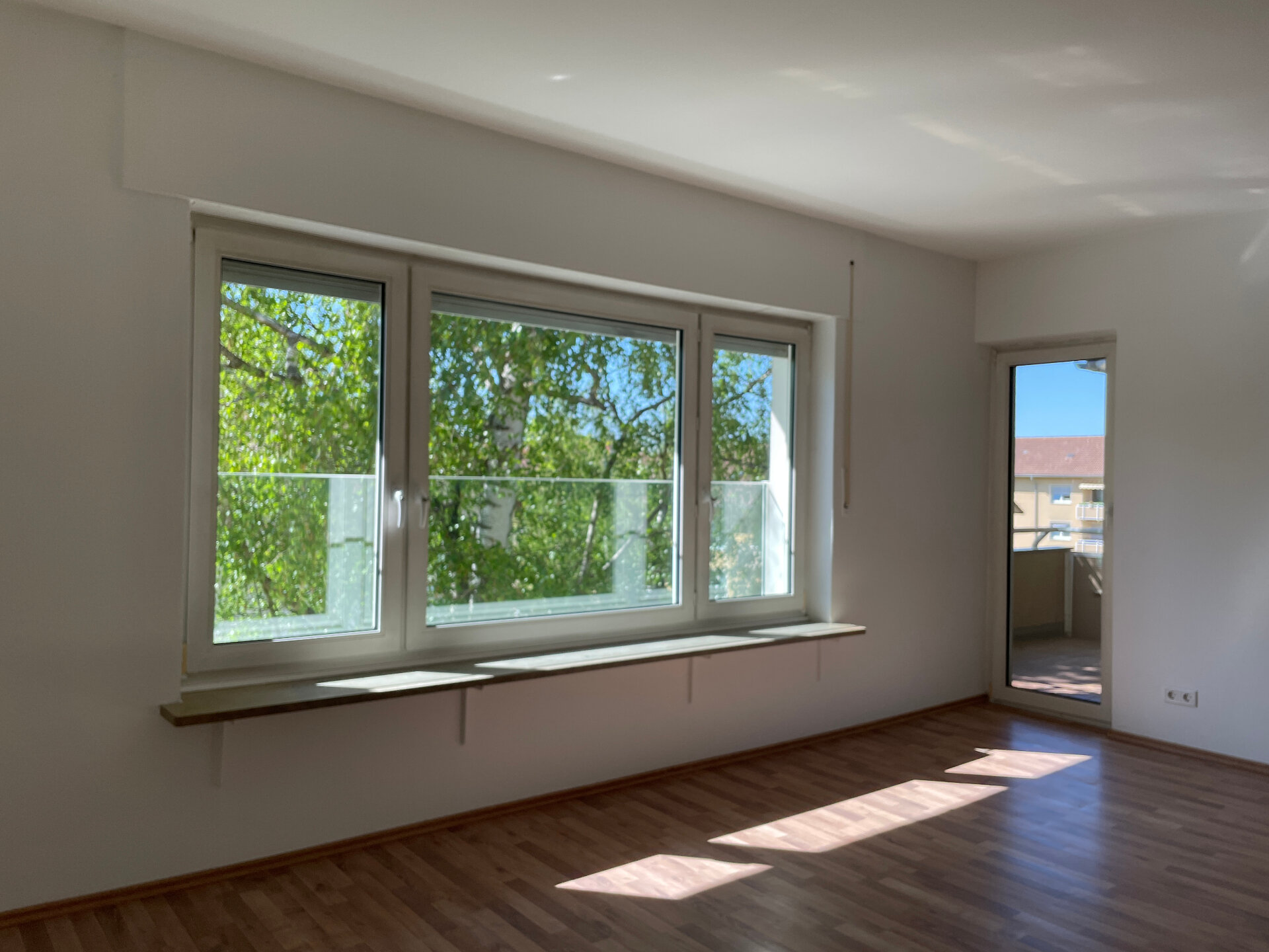 Wohnzimmer mit Zugang zur Loggia | © Dawonia
