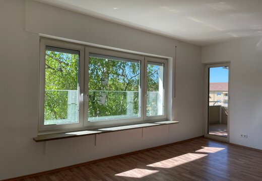 Wohnzimmer mit Zugang zur Loggia | © Dawonia