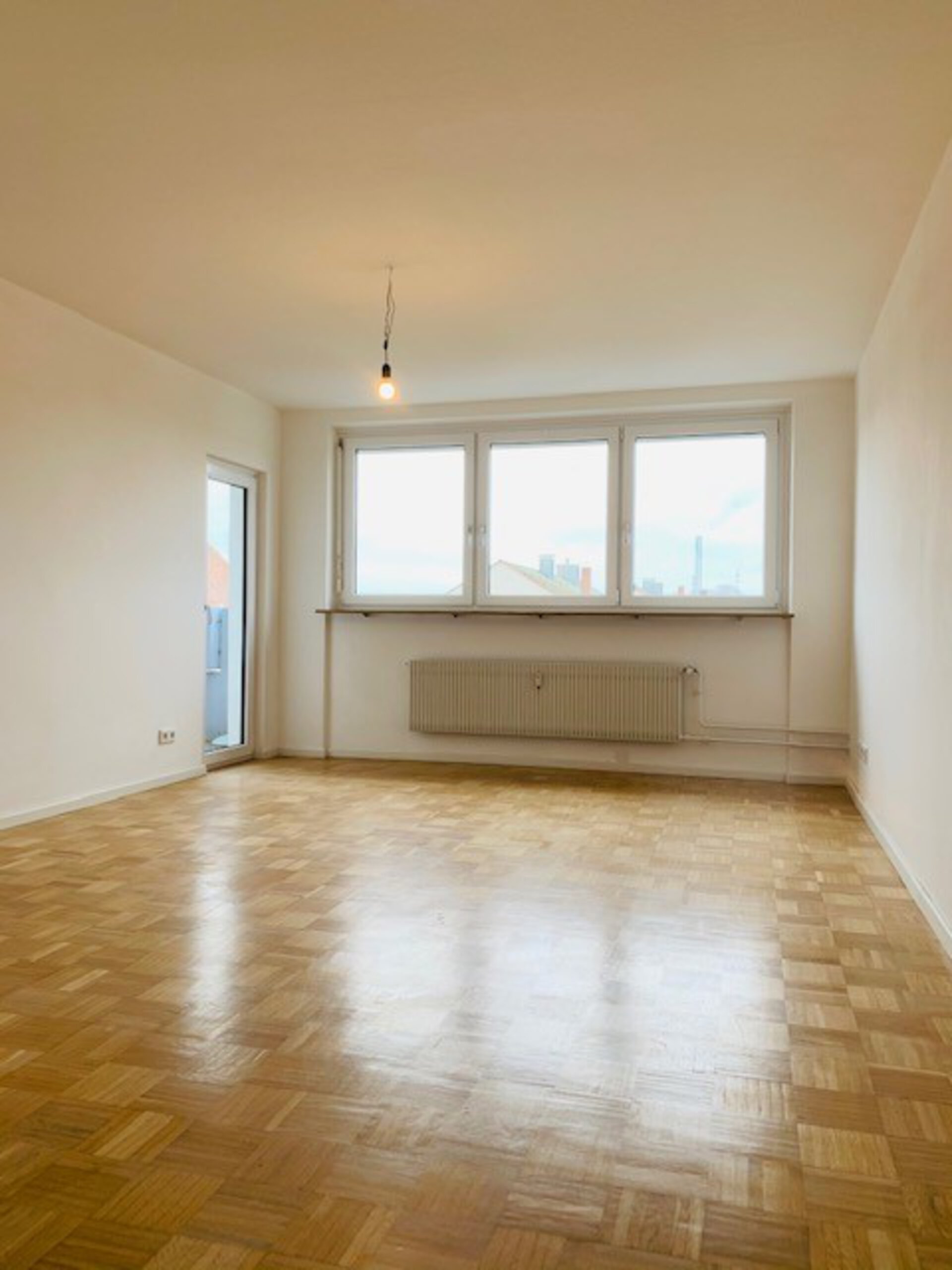 Wohnzimmer mit Zugang zum Balkon | © Dawonia