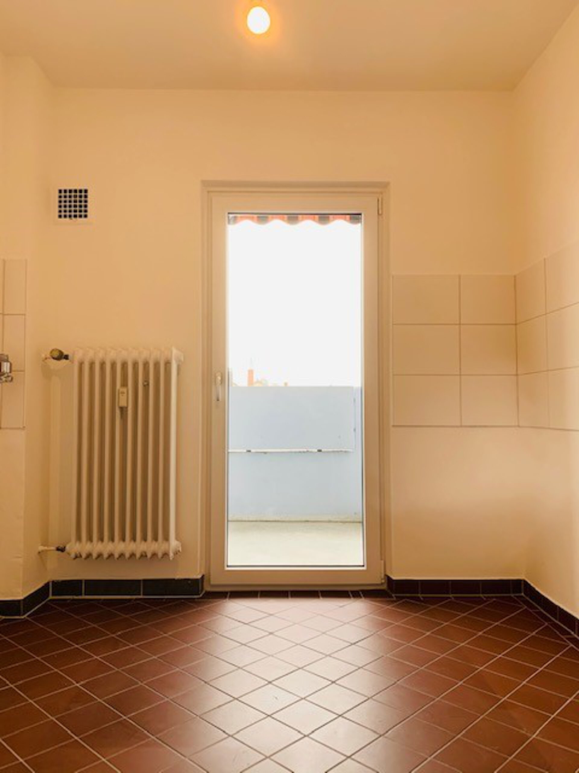 Küche mit Zugang zum Balkon | © Dawonia