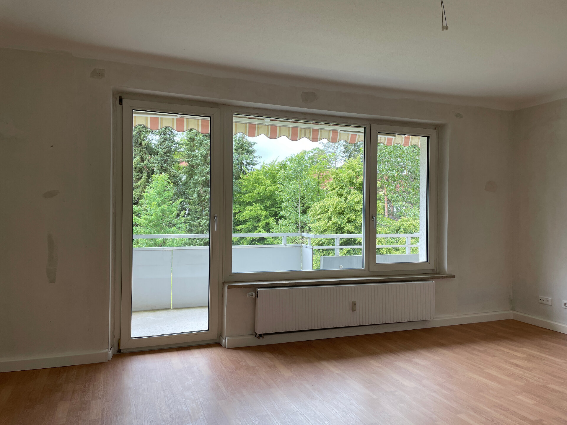 Wohnzimmer mit Balkon | © Dawonia