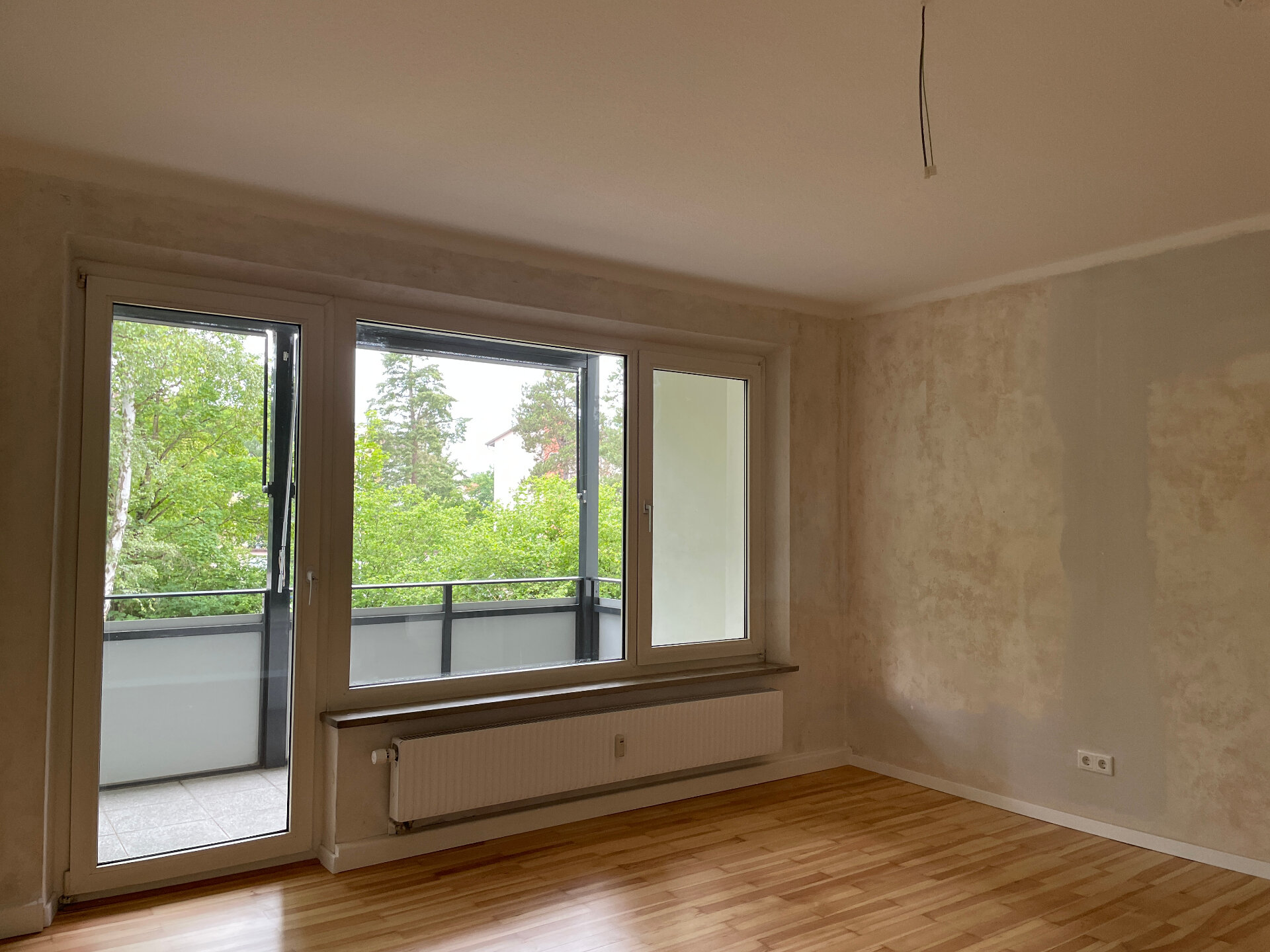 Wohnzimmer mit Balkon | © Dawonia