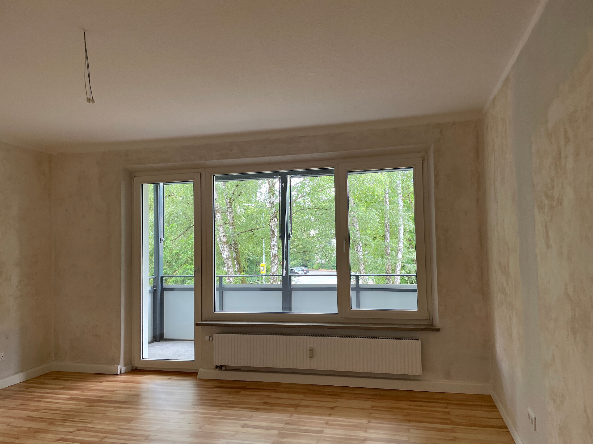 Wohnzimmer mit Balkon | © Dawonia