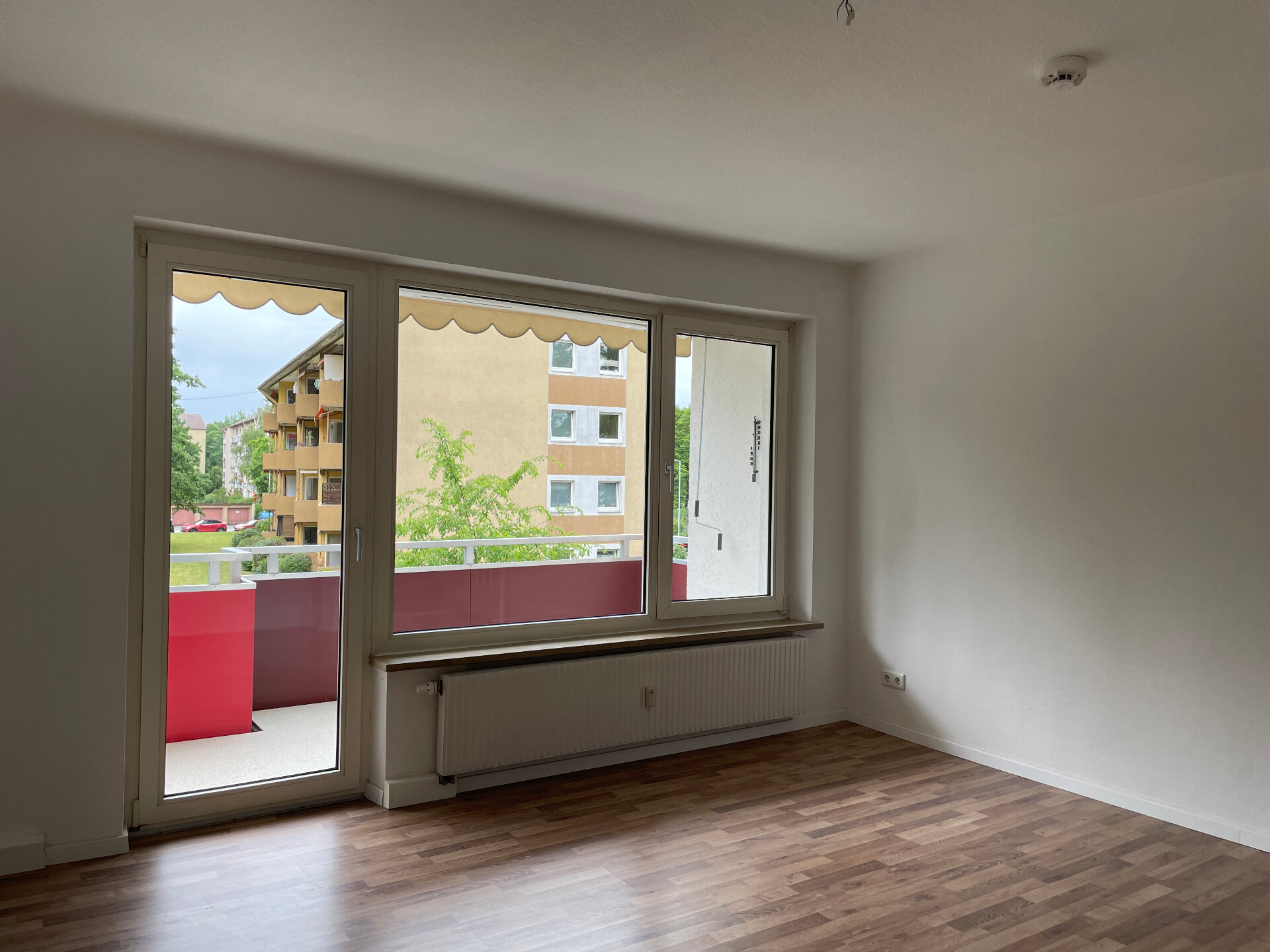 Wohnzimmer mit Balkon | © Dawonia