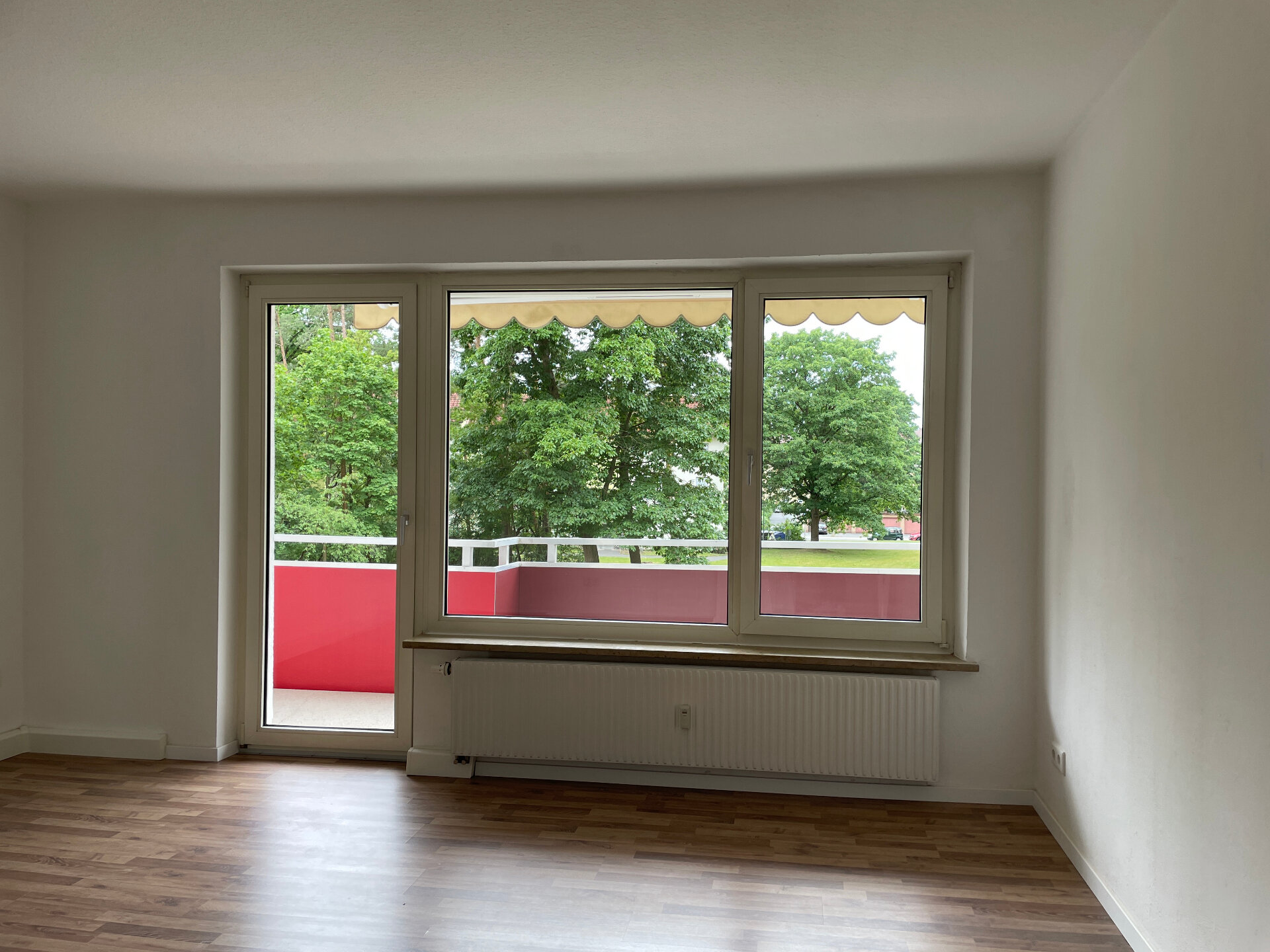 Wohnzimmer mit Balkon | © Dawonia