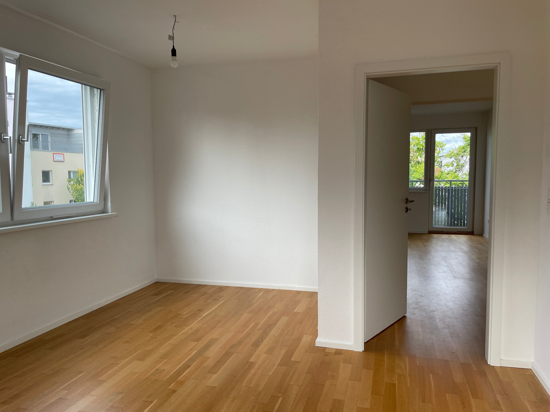 Schlafzimmer mit Blick ins Wohnzimmer | © Dawonia
