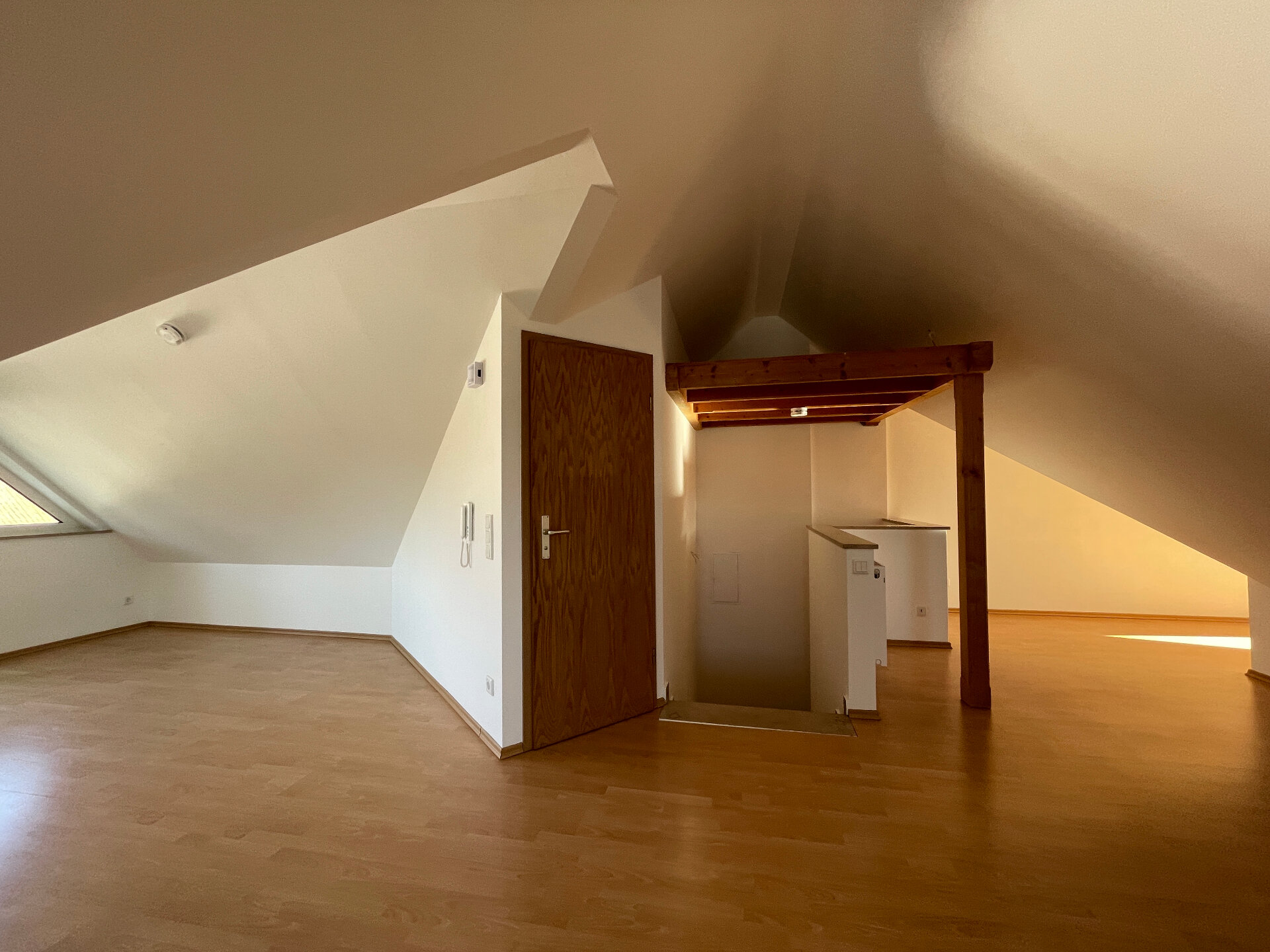 Blick zum Bad und Treppenaufgang | © Dawonia