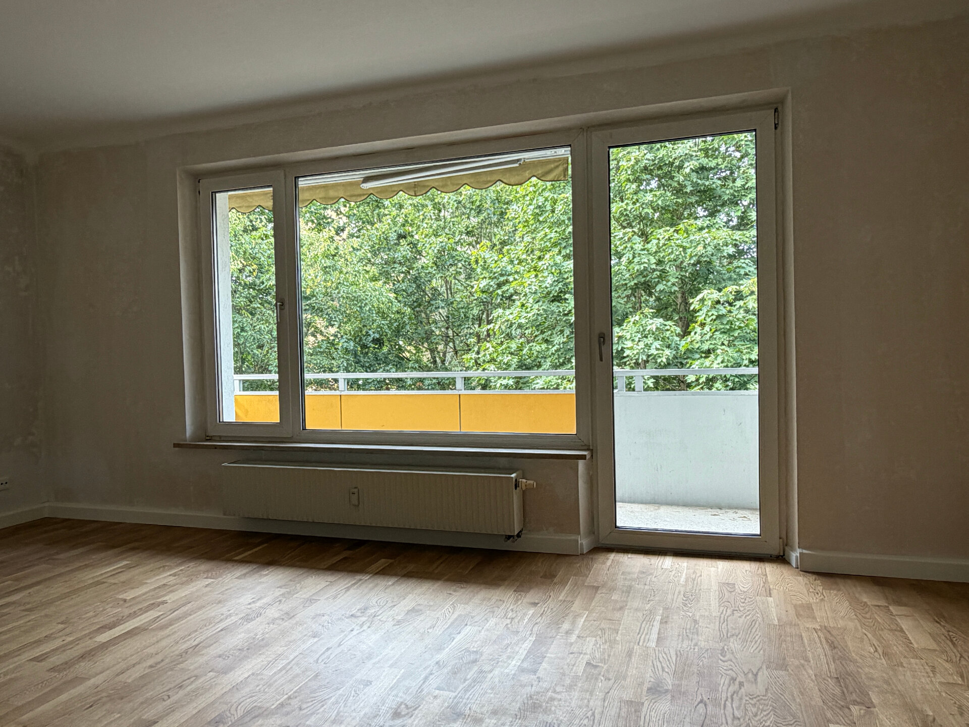 Wohnzimmer mit Balkon | © Dawonia