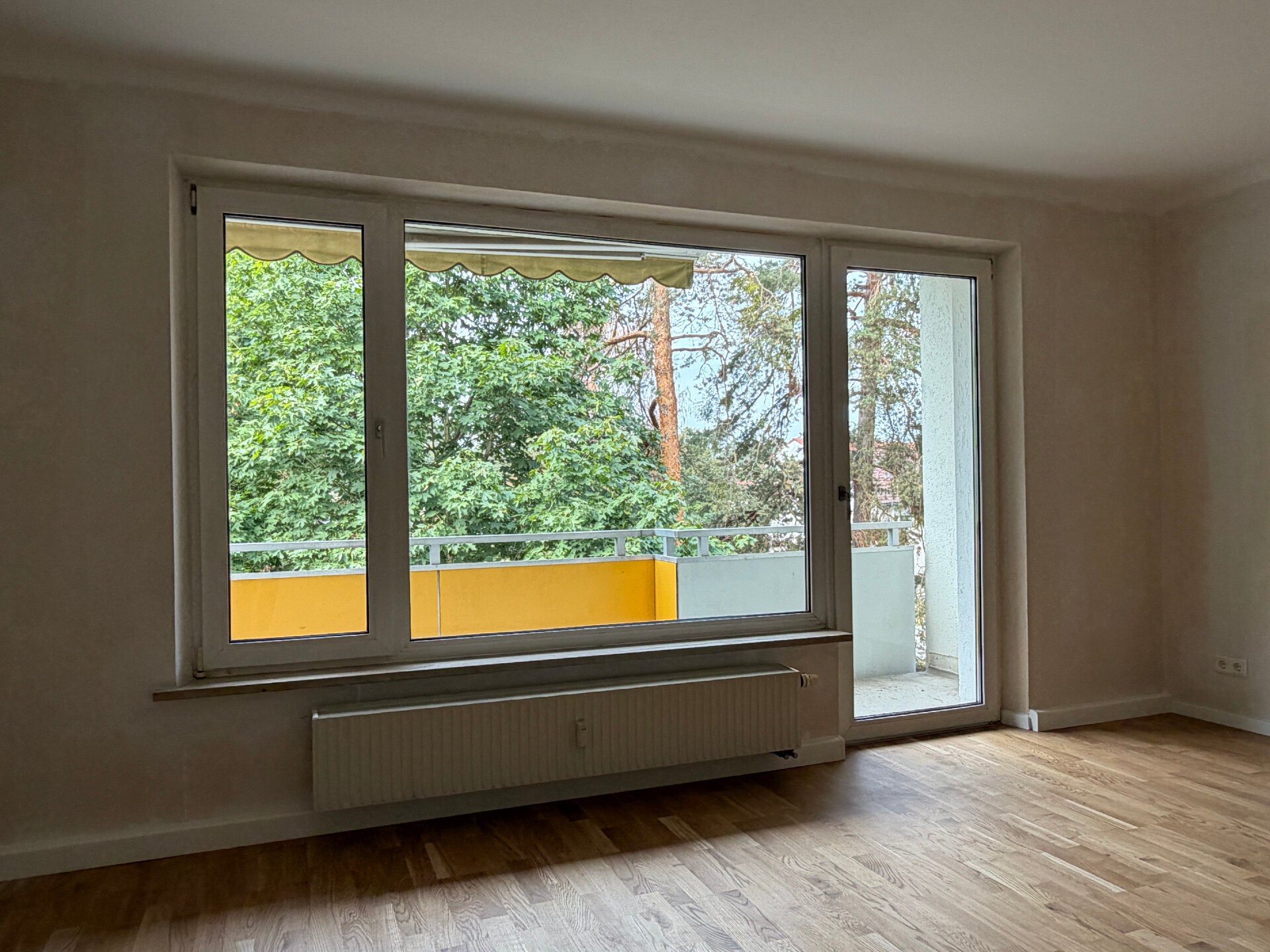 Wohnzimmer mit Balkon | © Dawonia