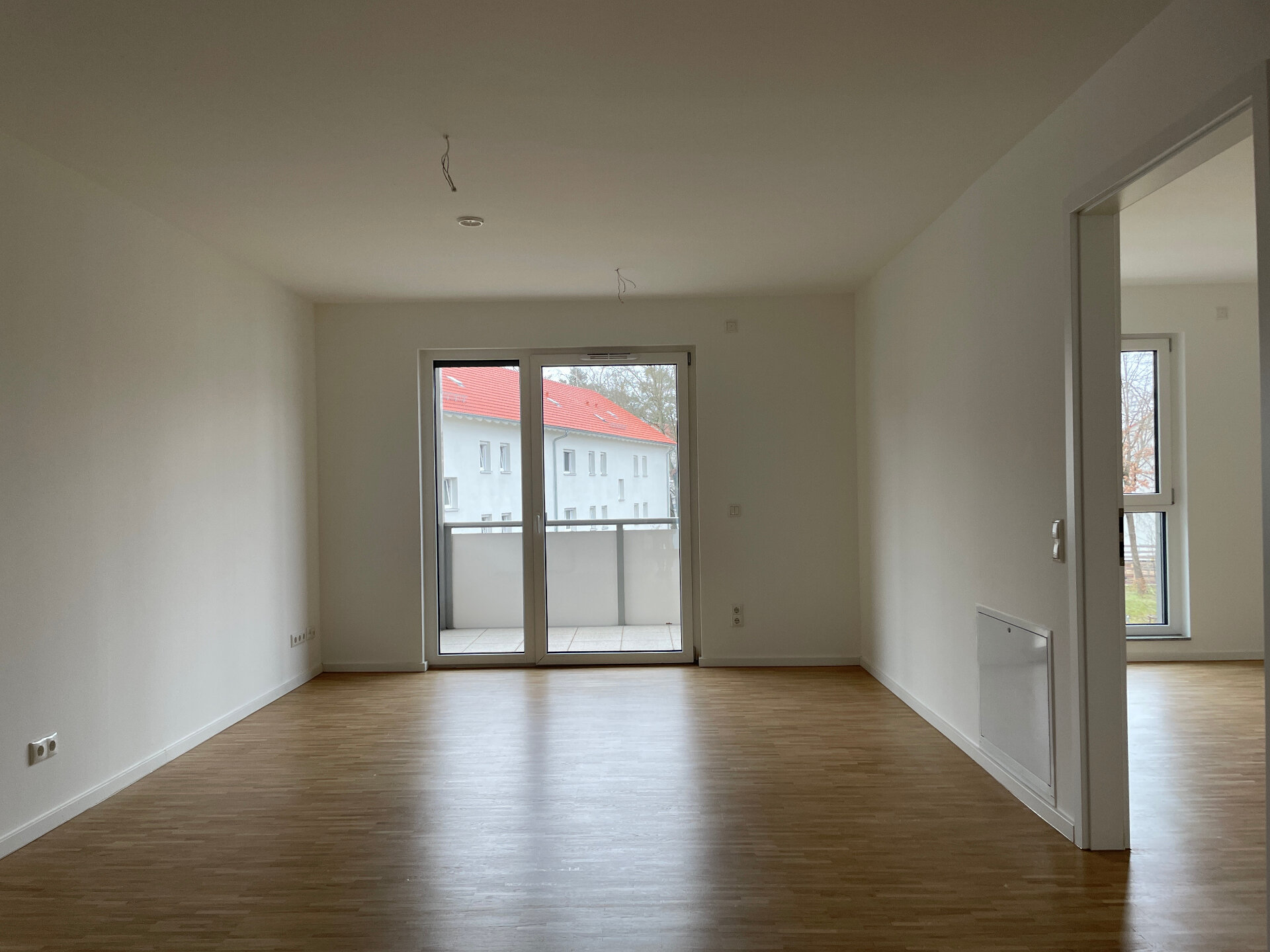 Wohnzimmer mit Balkon - Vergleichswohnung | © Dawonia