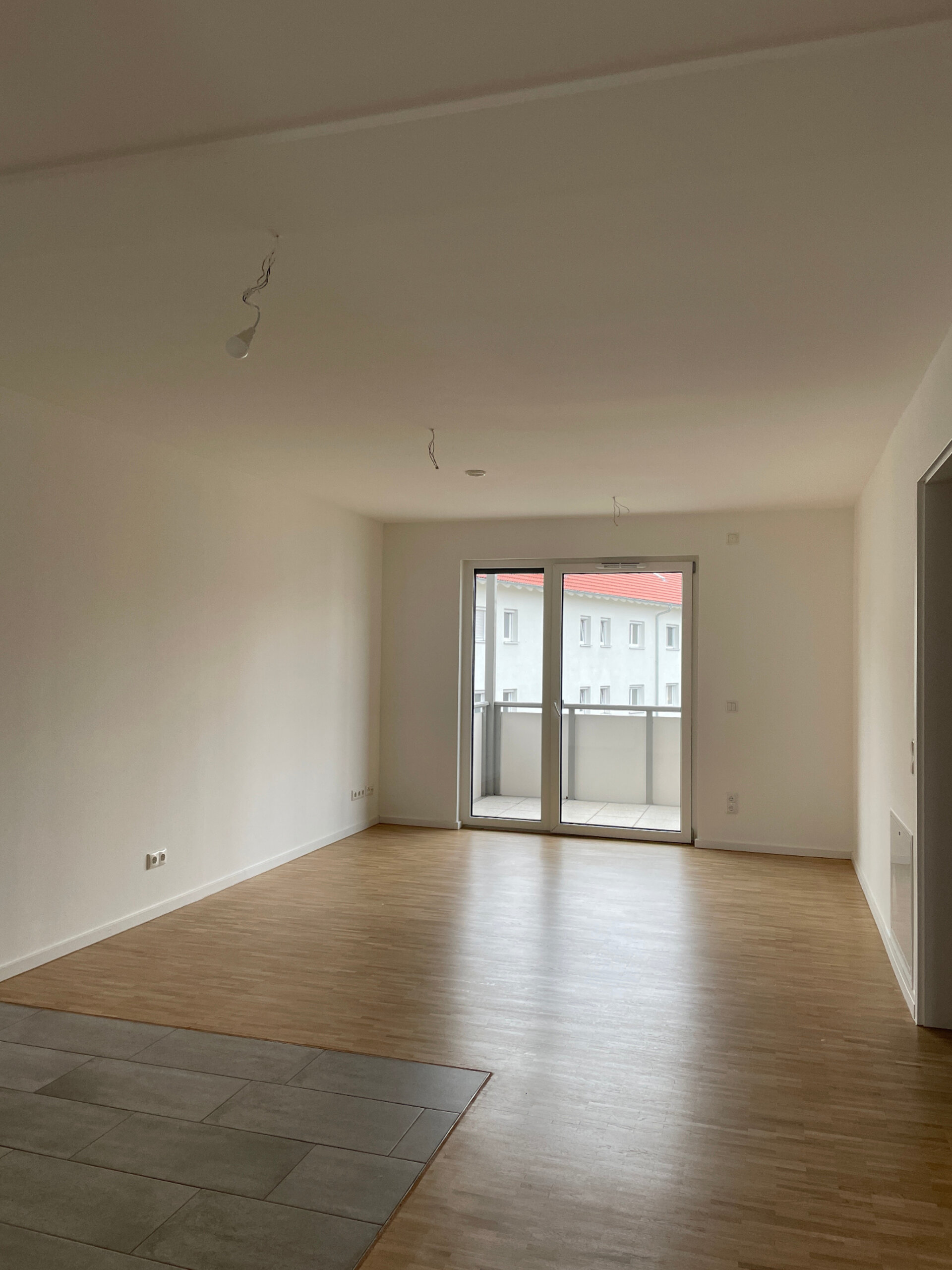 Wohnzimmer mit offener Küche - Vergleichswohnung | © Dawonia