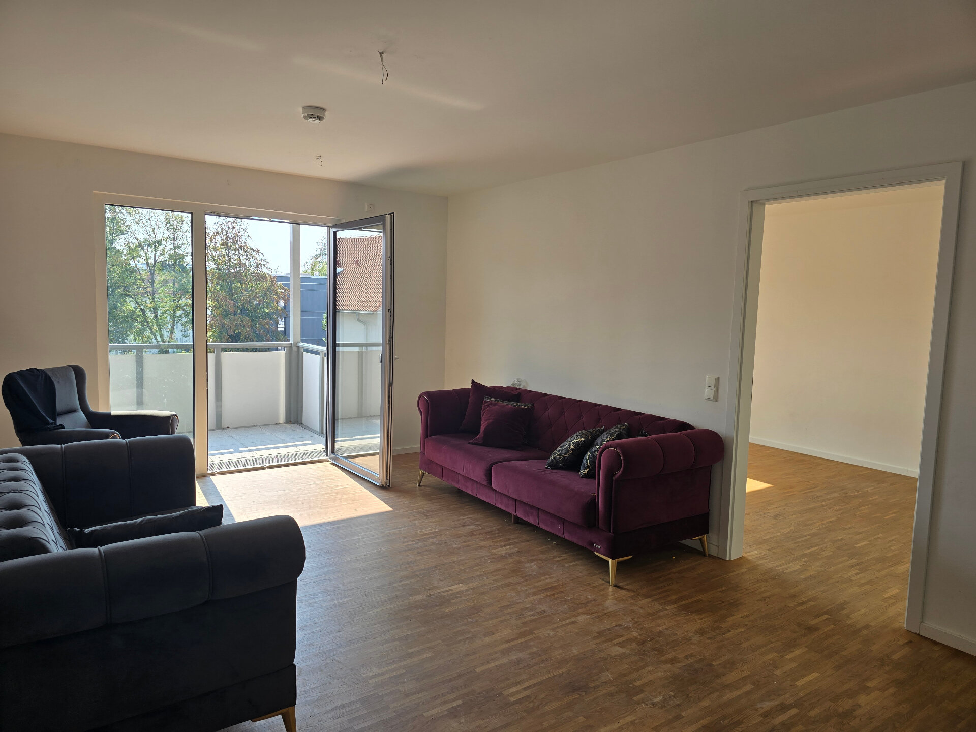 Wohnzimmer mit Balkon - Möbel sind Mietereigentum | © Dawonia