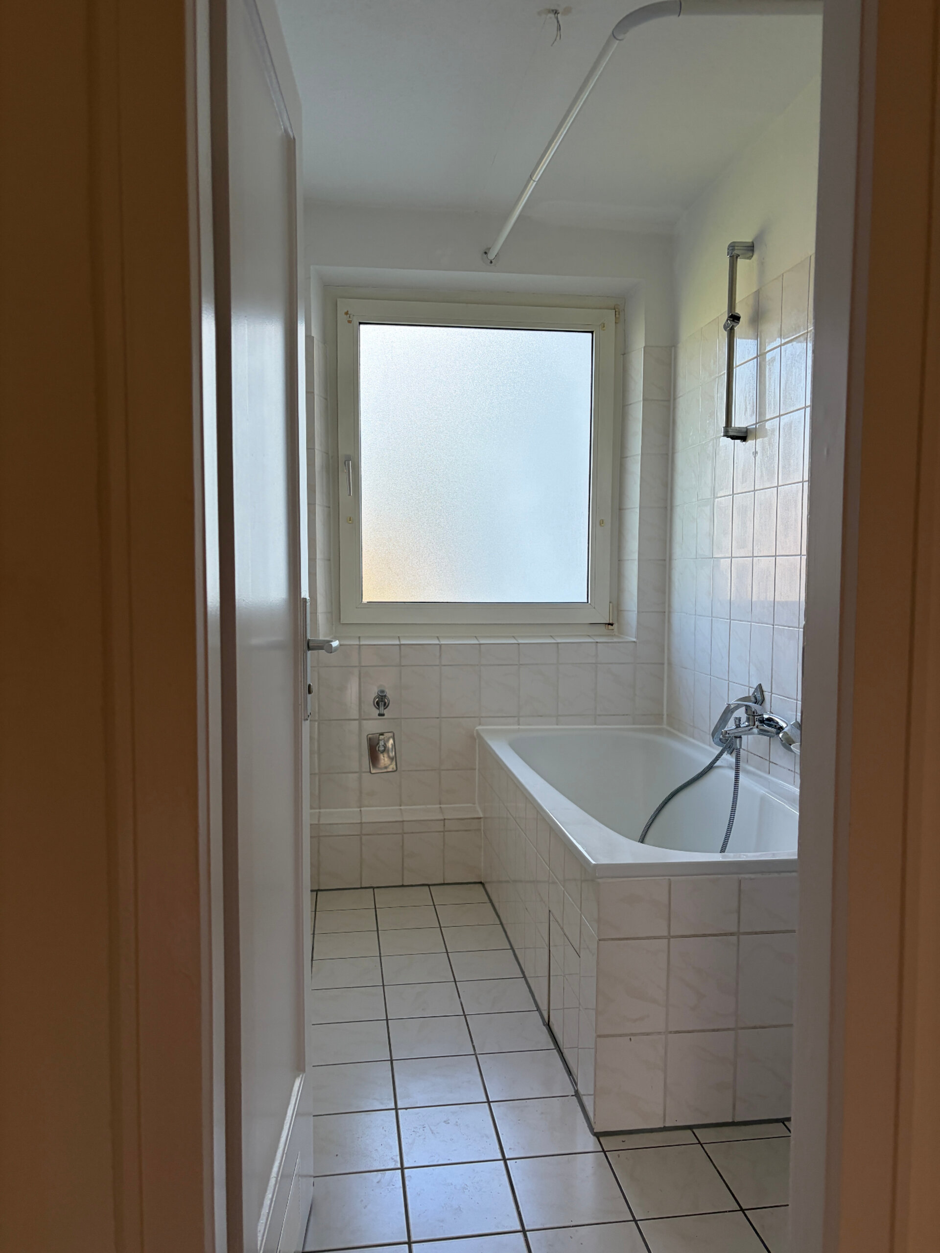 Tageslicht-Bad mit Wanne und Waschmaschinen-Anschluss | © Dawonia