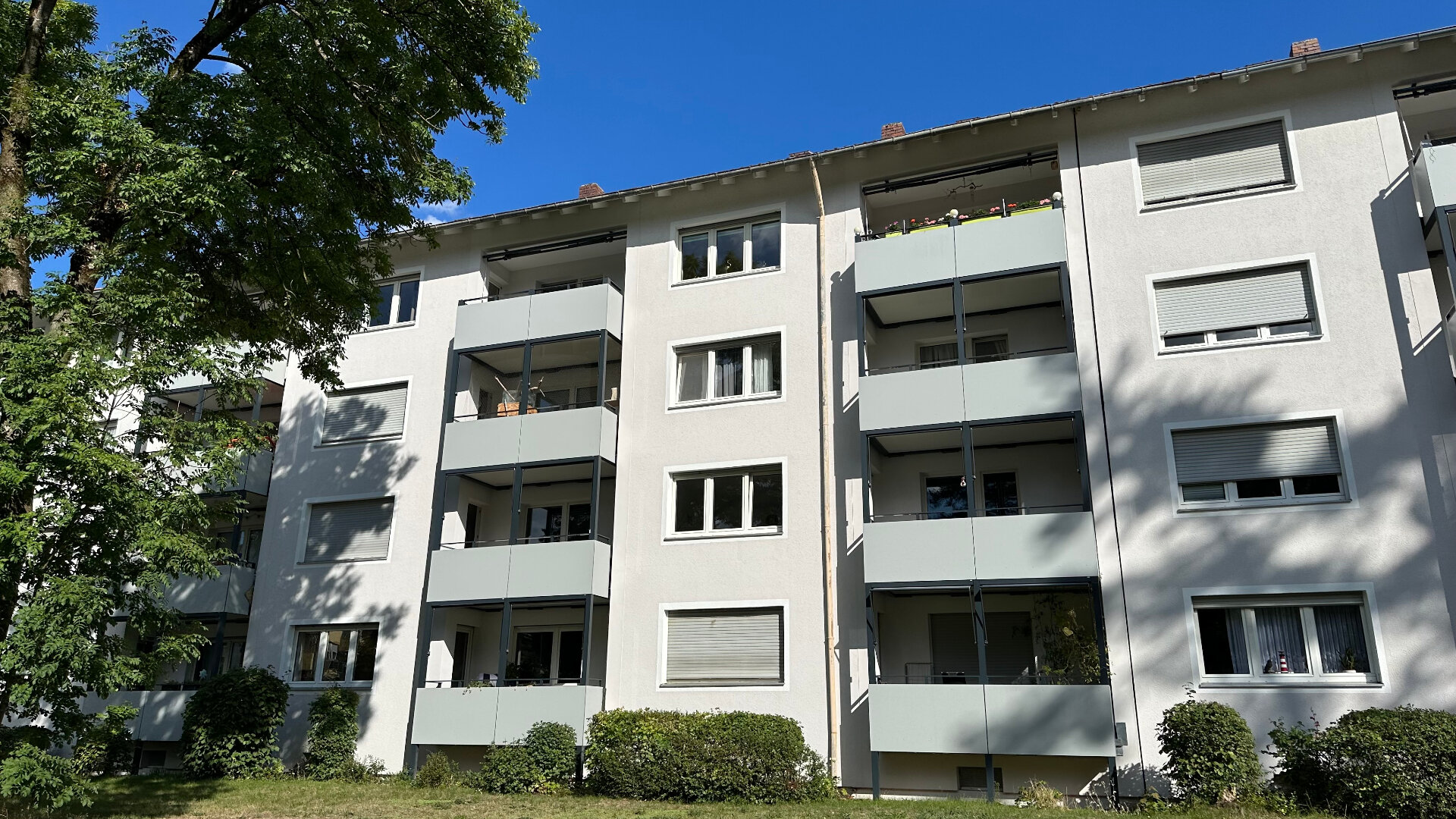 Mietwohnung in Erlangen - Helle 4 Zimmer-Wohnung mit 2 Loggien und Einbauküche! - Photo 2