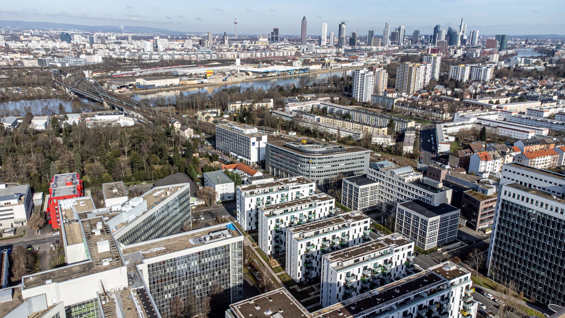 Mietwohnung in Frankfurt - Großzügig geschnittene 2-Zimmer-Wohnung mit Balkon! - Foto 1